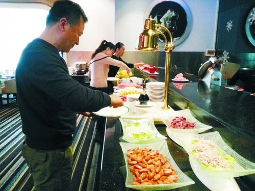 在一家飯店內(nèi)，原本是輔助業(yè)務(wù)的小火鍋則成了現(xiàn)在飯店的重要業(yè)務(wù)。